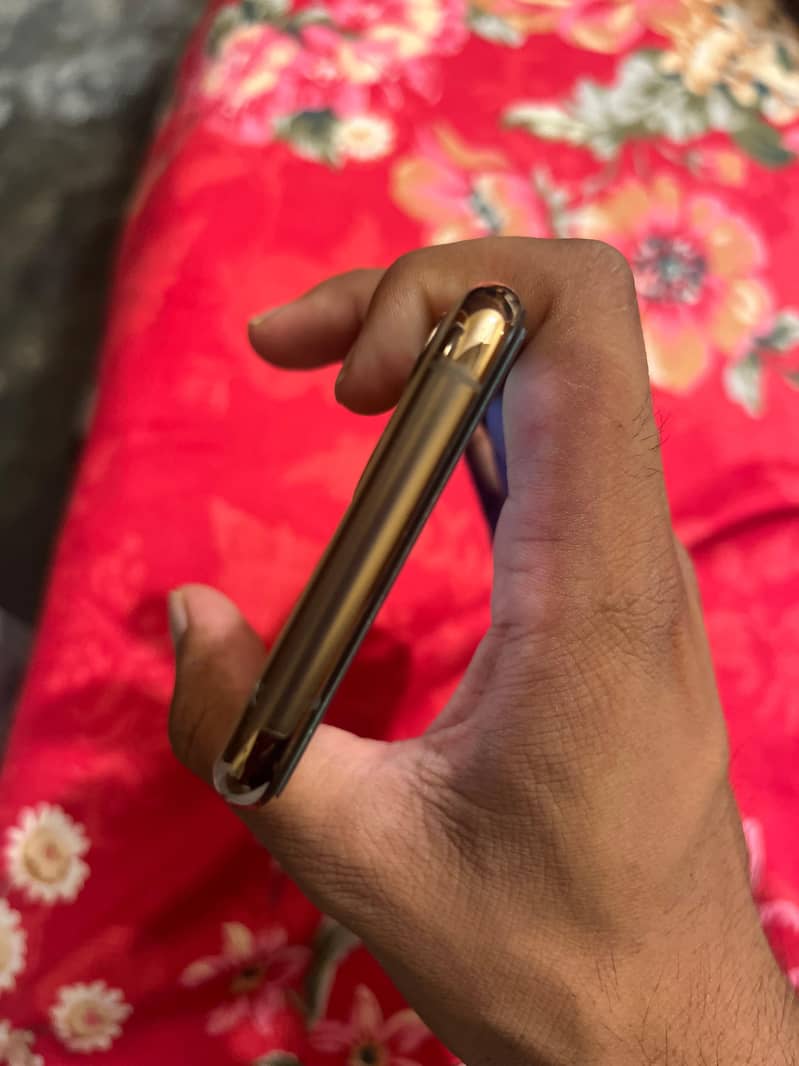 Apple iPhone 11 Pro 4