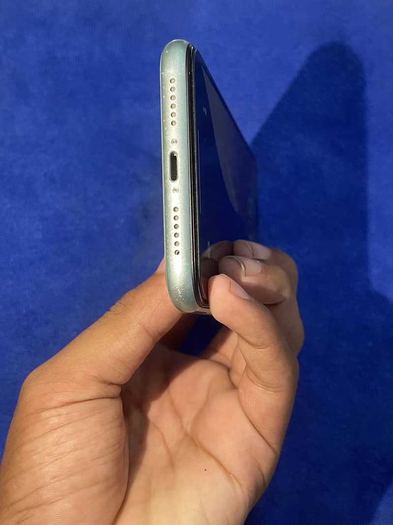 Apple iPhone 11 4