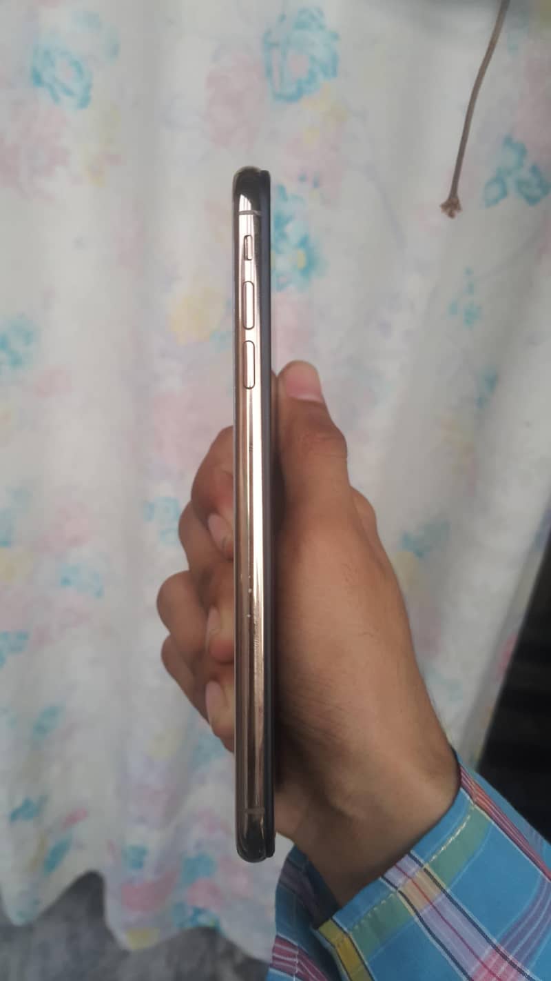 Apple iPhone XS Max 3