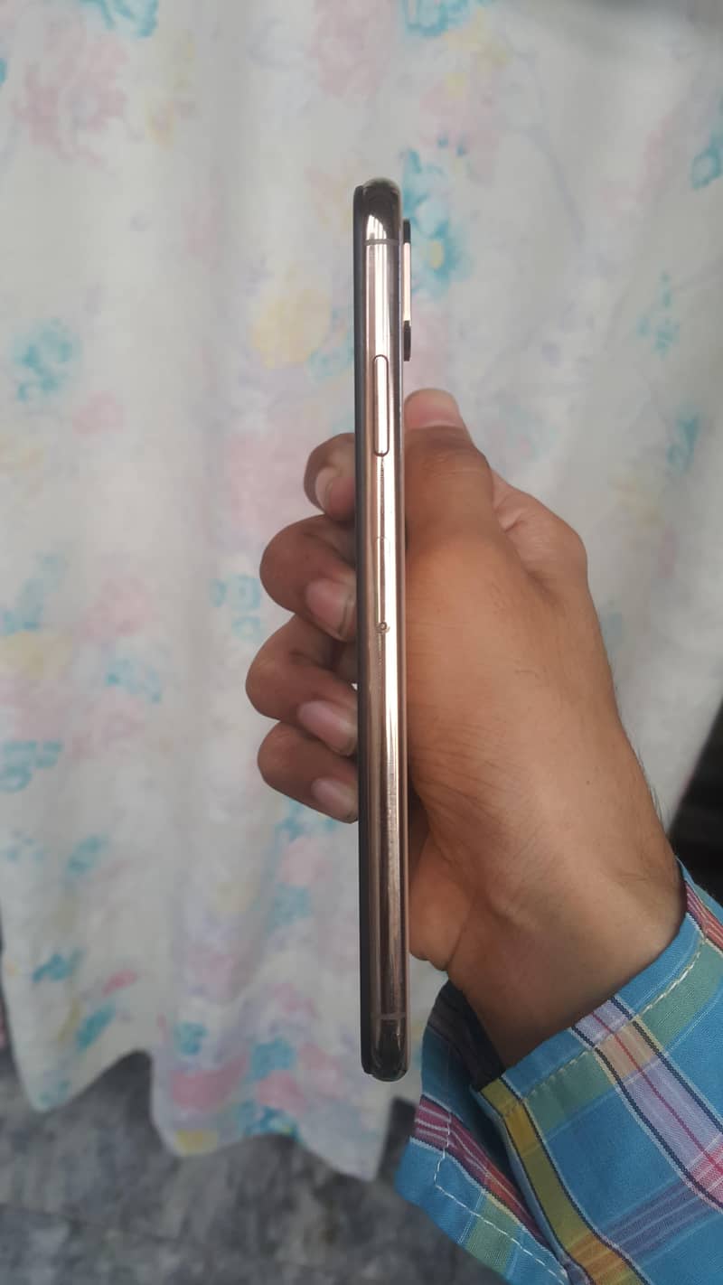 Apple iPhone XS Max 4
