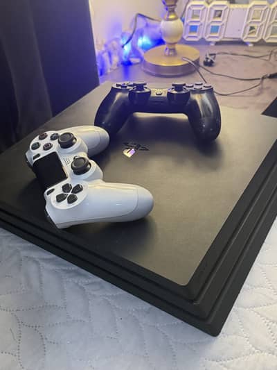 PS4 PRO 1TB 2 CONTROLLERS