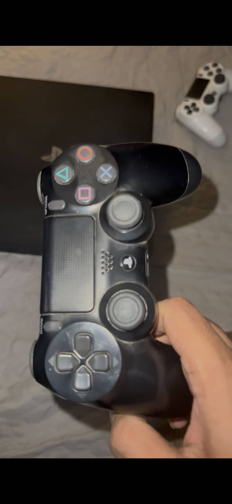 PS4 PRO 1TB 2 CONTROLLERS 1