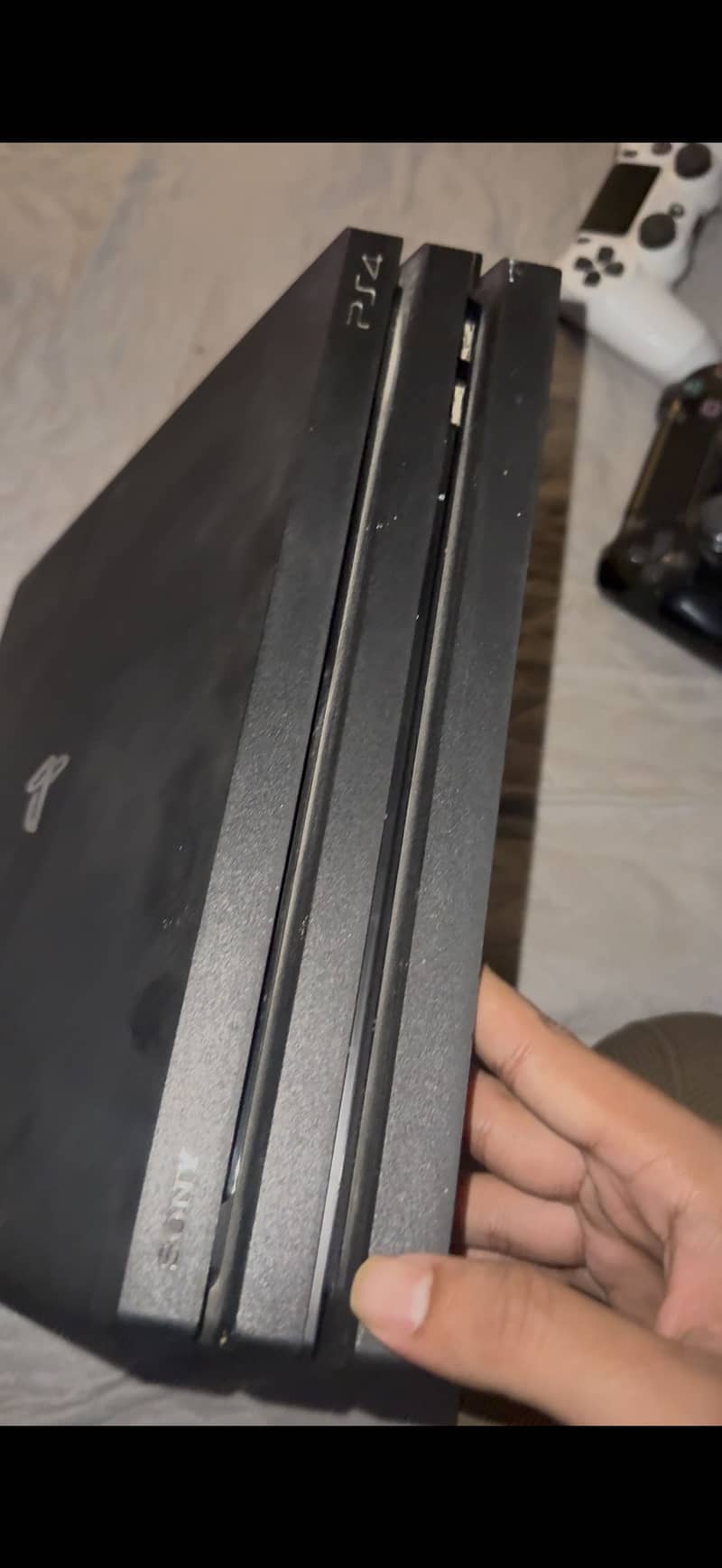 PS4 PRO 1TB 2 CONTROLLERS 3