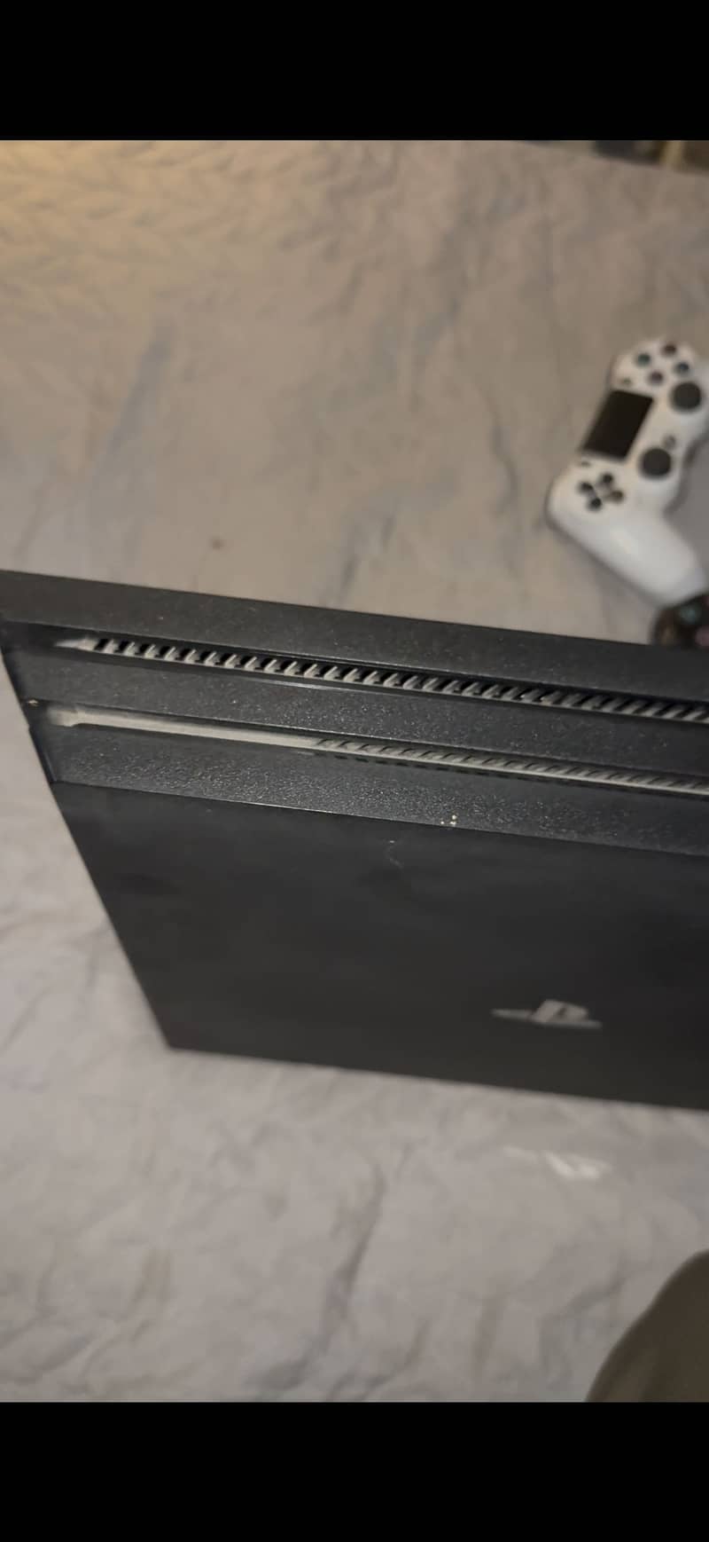PS4 PRO 1TB 2 CONTROLLERS 4