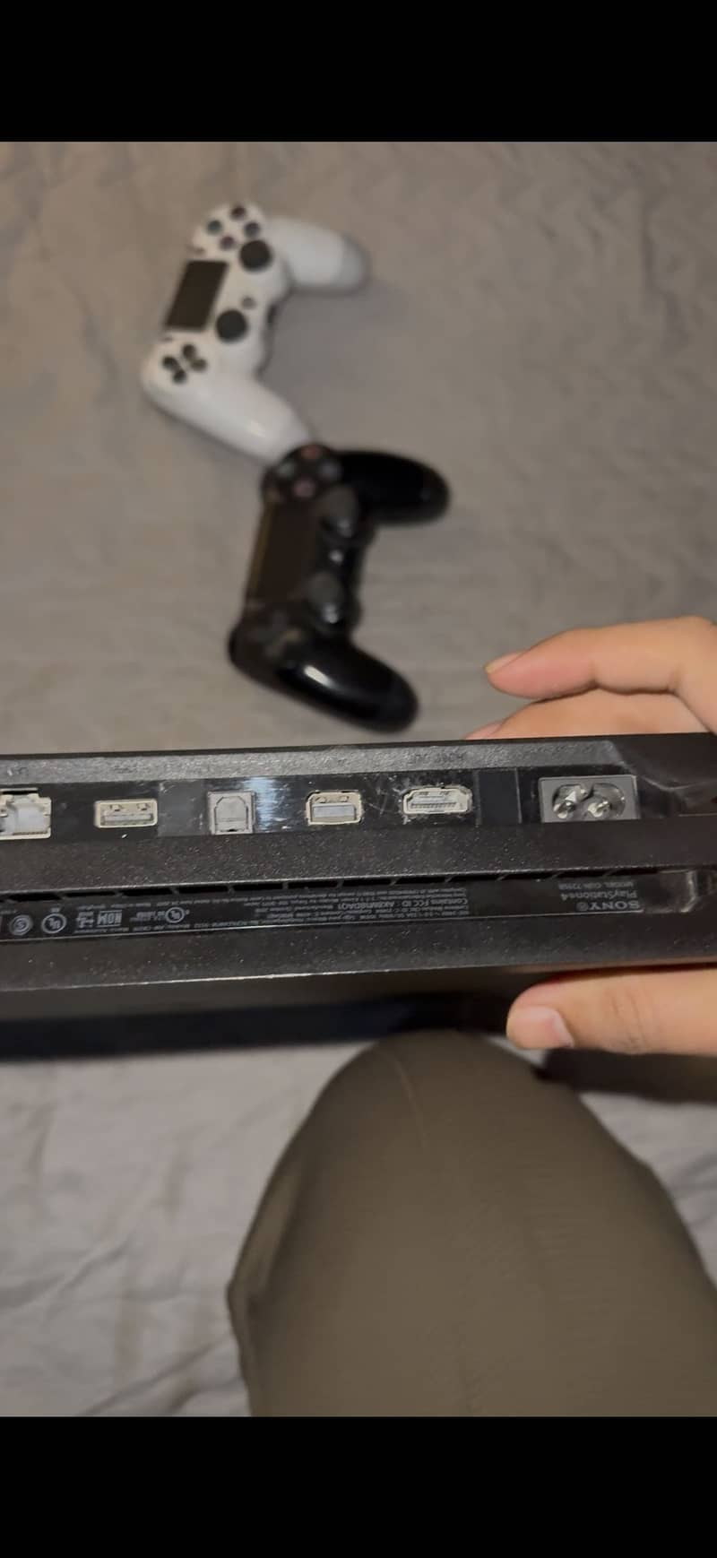 PS4 PRO 1TB 2 CONTROLLERS 5