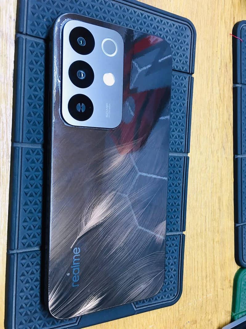 Realme C85 1