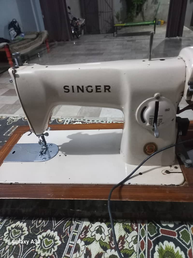 A genuine stitching SINGER Machine 0