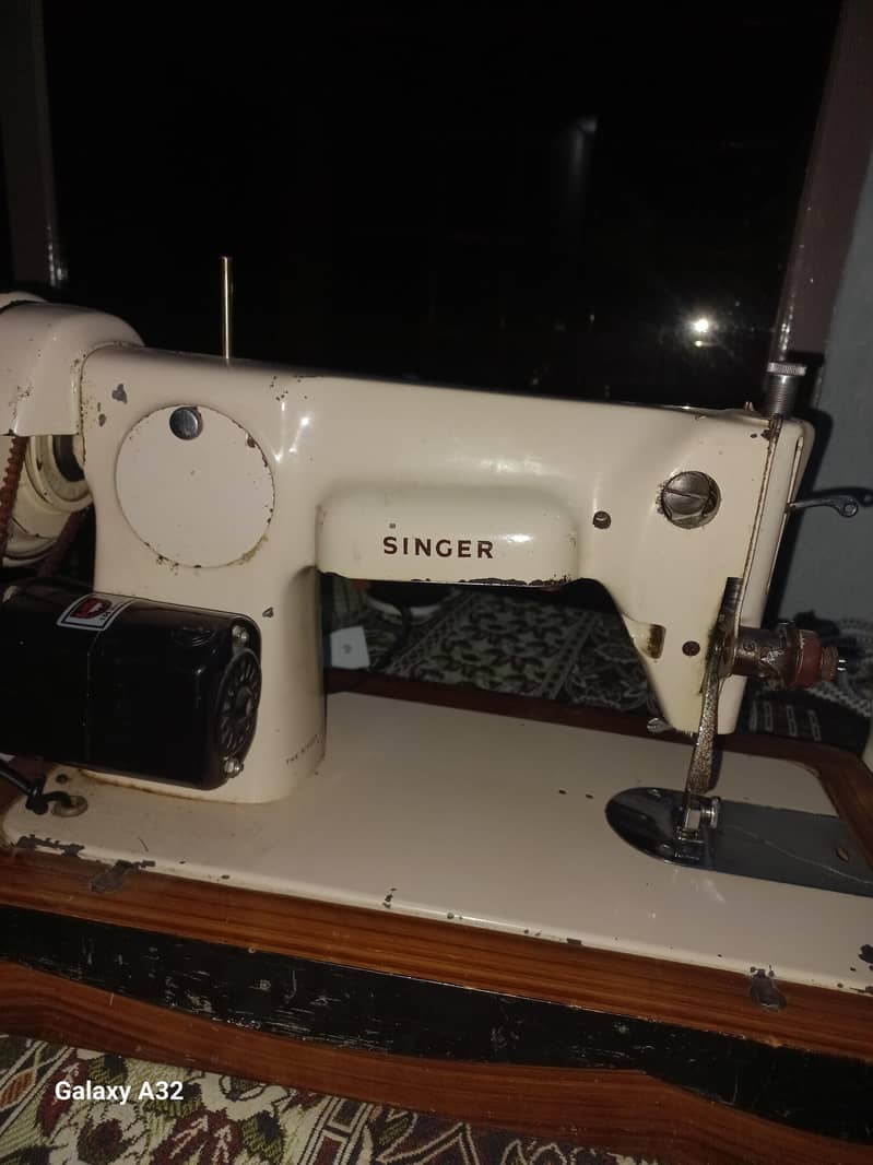A genuine stitching SINGER Machine 1