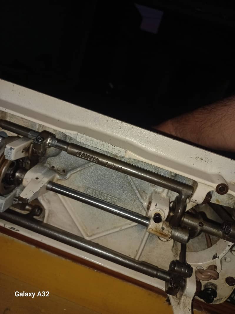 A genuine stitching SINGER Machine 2