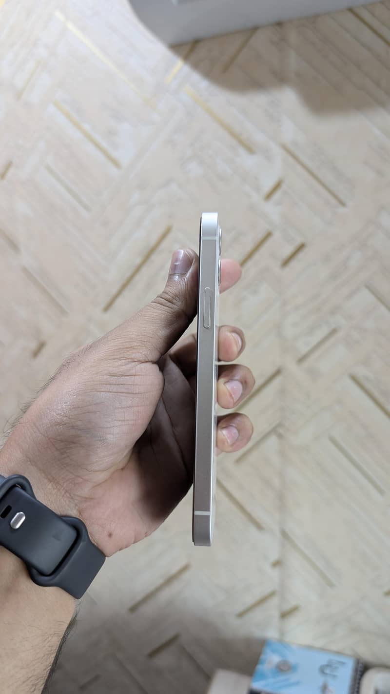 Apple iPhone 12 4