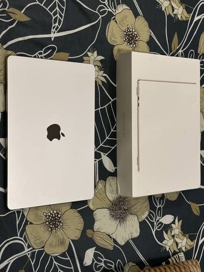 MacBook Air M2 2022 13.6” | 8GB RAM | 256GB SSD | 10/10 | Original