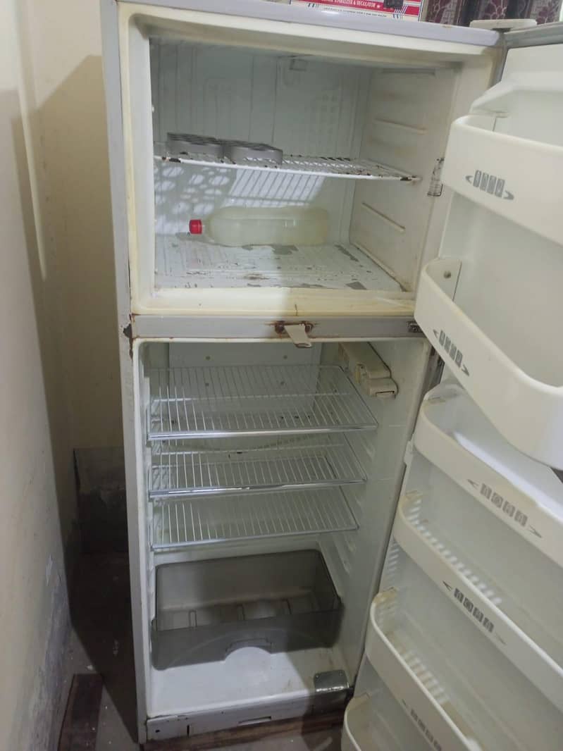 Dawlance fridge Medium Size with steblizer 3000 watt 3