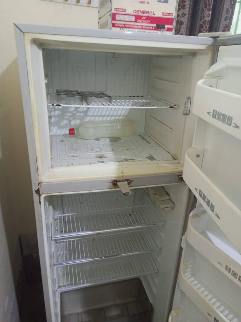 Dawlance fridge Medium Size with steblizer 3000 watt 4