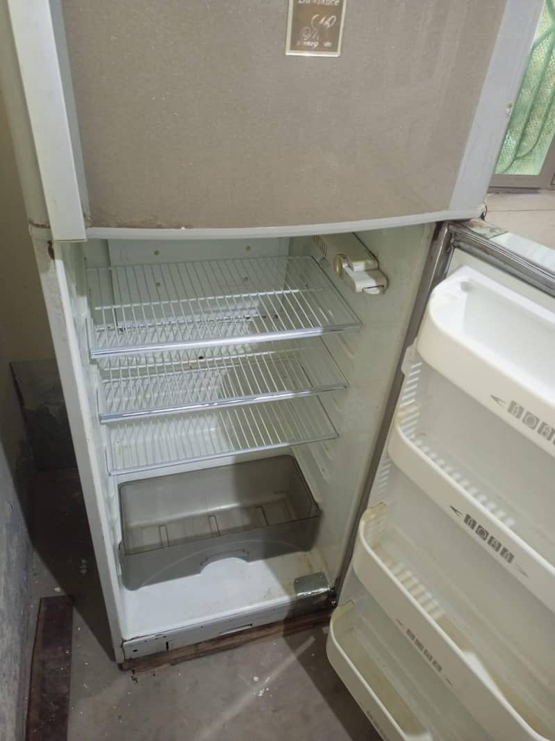 Dawlance fridge Medium Size with steblizer 3000 watt 5