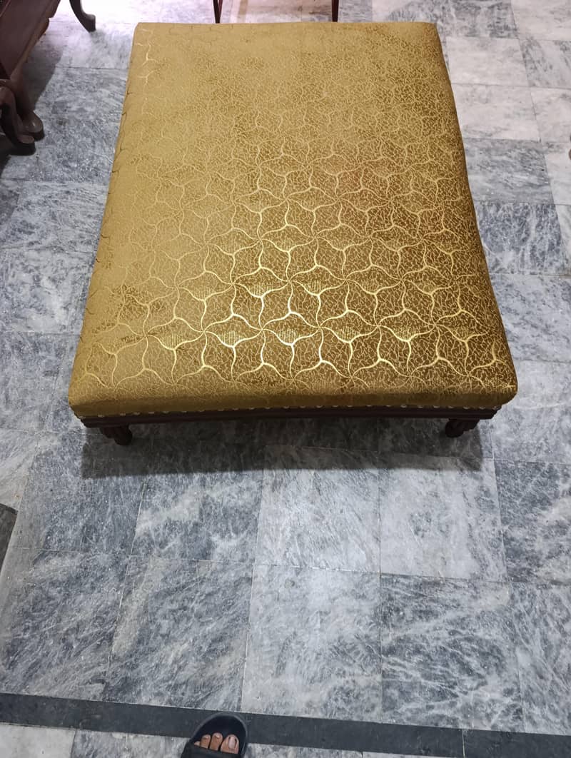 center sofa 3