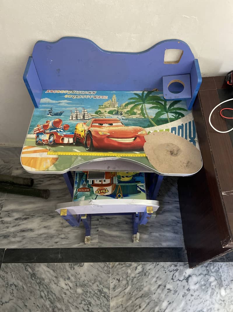Kids study table 0
