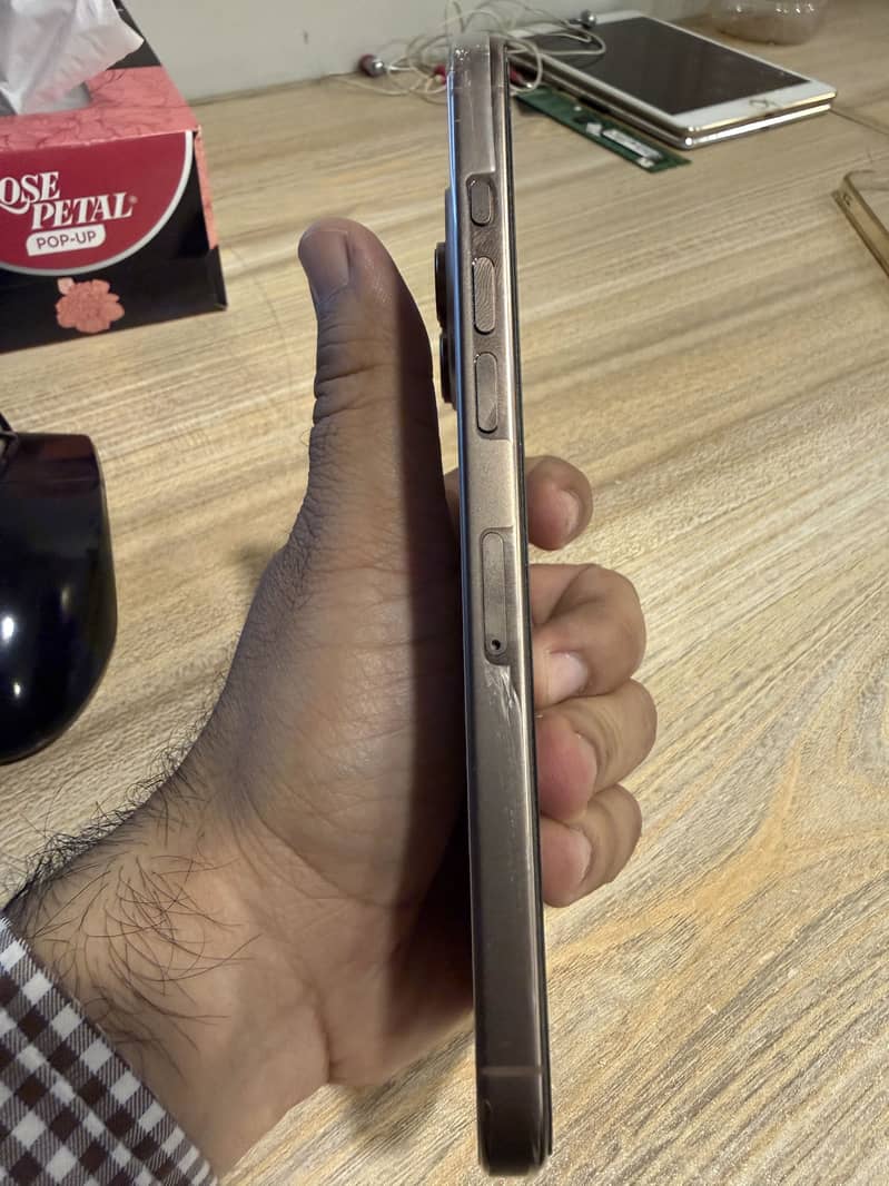 Apple iPhone 16 Pro Max 2