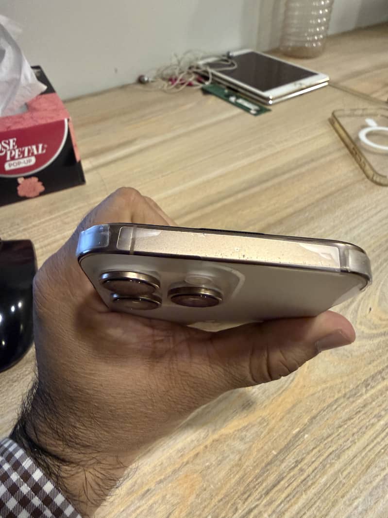 Apple iPhone 16 Pro Max 4