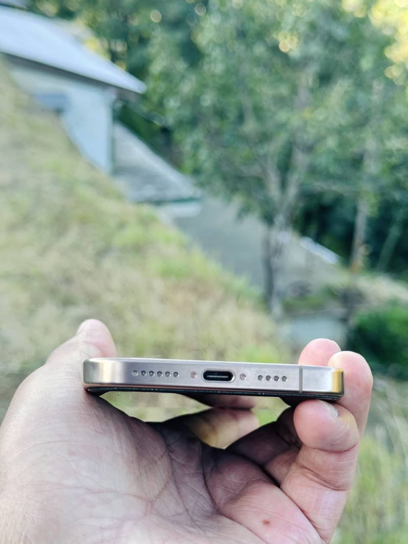 Apple iPhone 16 Pro Max 2