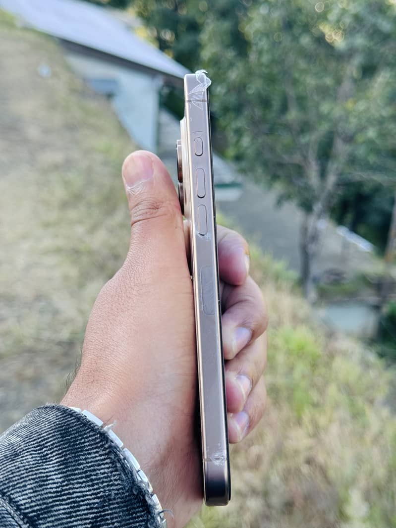 Apple iPhone 16 Pro Max 3
