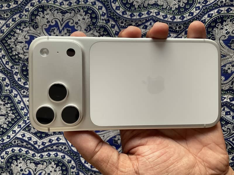 Apple iPhone 17 Pro Max 4