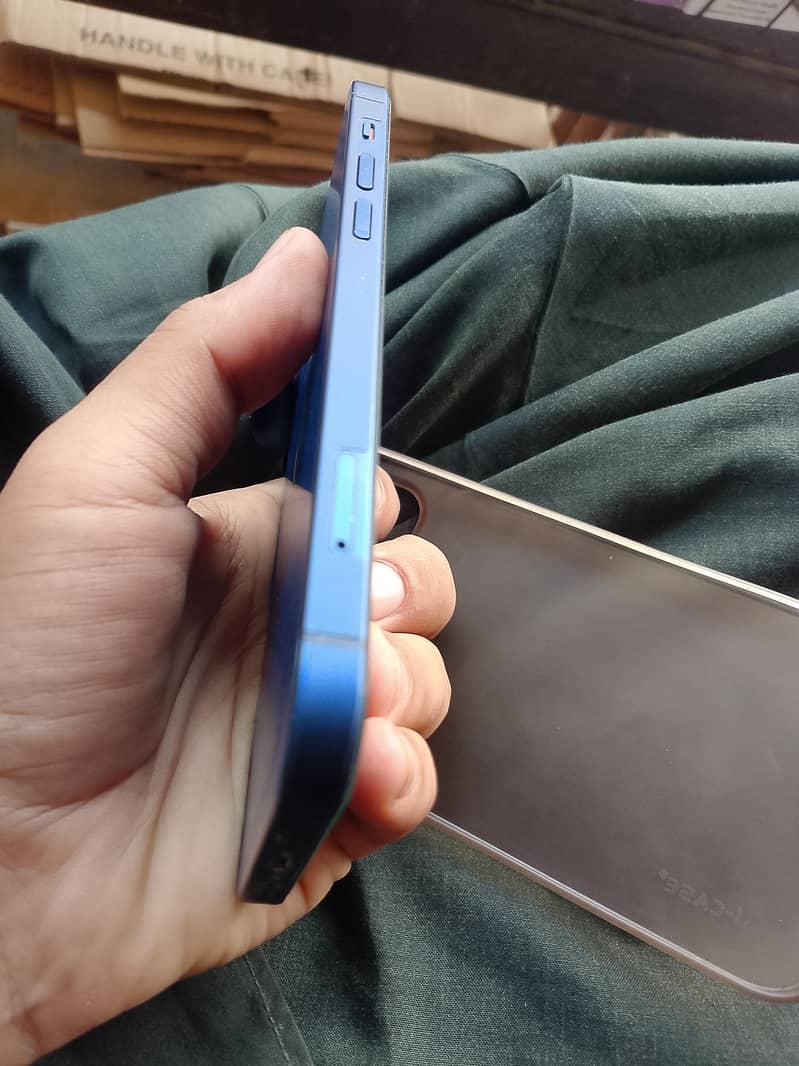 Apple iPhone 12 4
