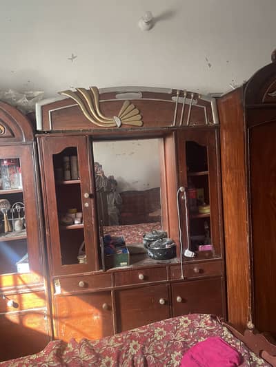 Used condition 10/8 hai or polish ka km hai or Thora Bhot wood ka bhe