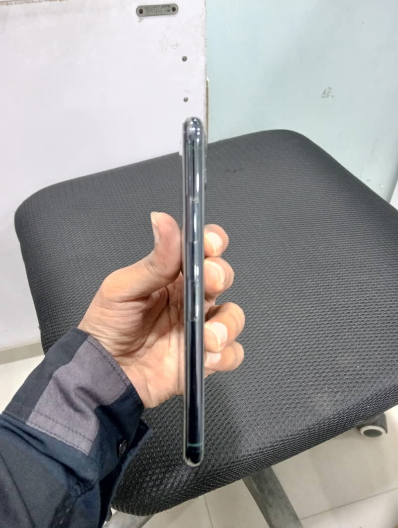 Apple iPhone 11 Pro Max 4