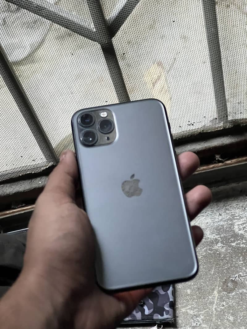 Apple iPhone 11 Pro 4