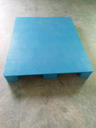 sheets, wooden and plastic pallets new and used  0329_0303492