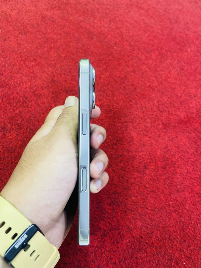 Apple iPhone 16 Pro 2