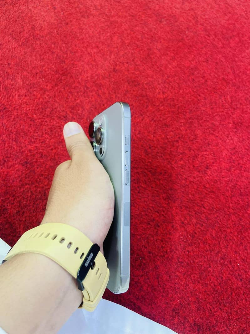 Apple iPhone 16 Pro 4