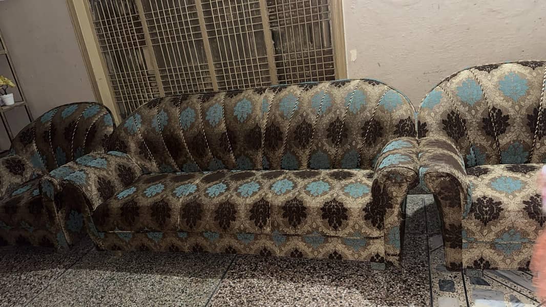 خوبصورت صوفہ سیٹ برائے فروخت — بہترین حالت، خوبصورت ڈیزائن، مناسب قیمت 0