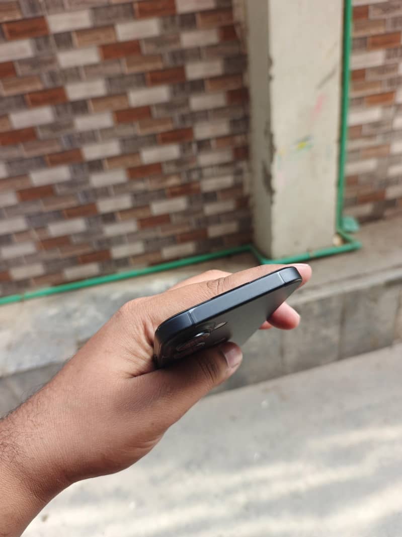 Apple iPhone 16 0