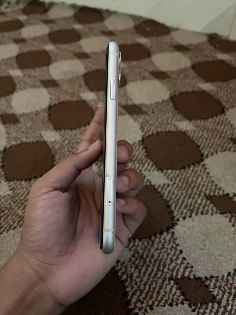 Apple iPhone 11 3