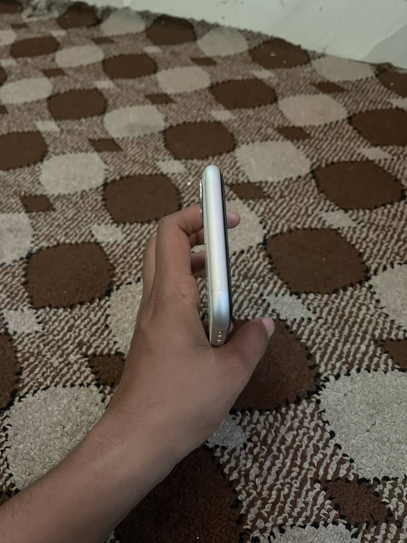 Apple iPhone 11 4