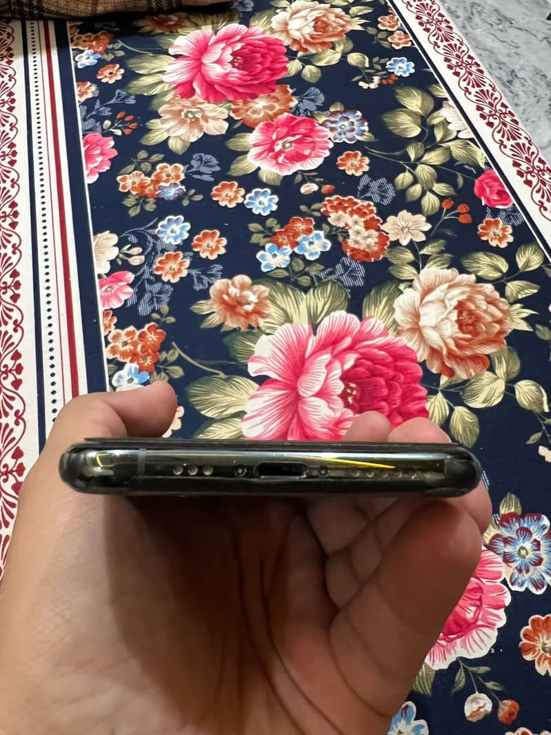 Apple iPhone 11 Pro 4