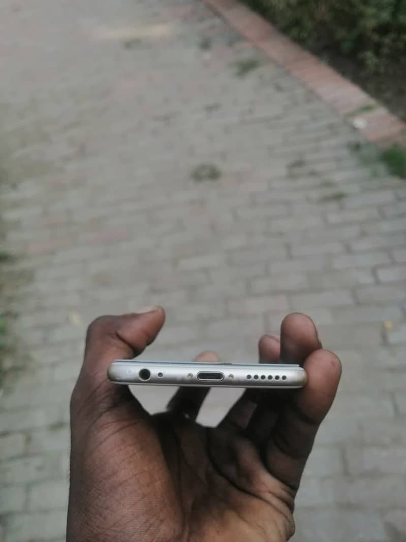 Apple iPhone 6S 4
