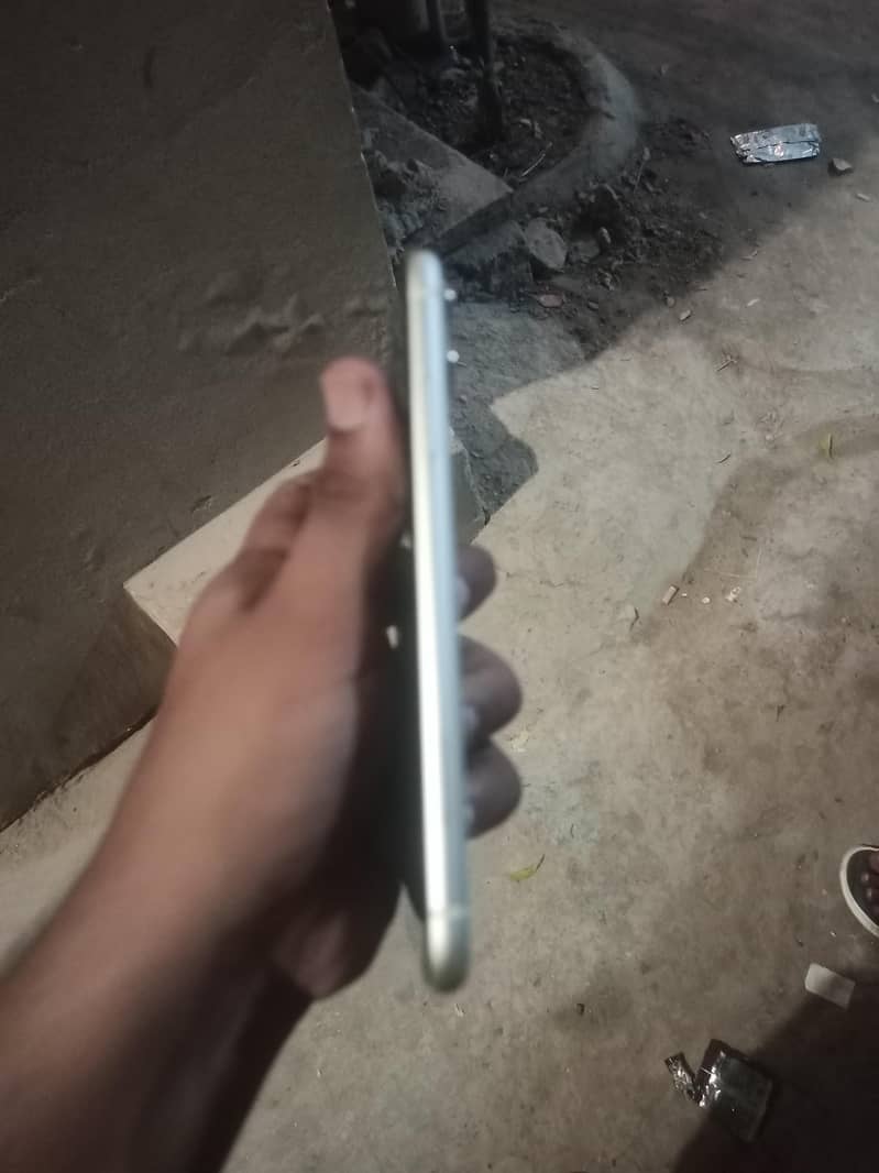 Apple iPhone 11 7