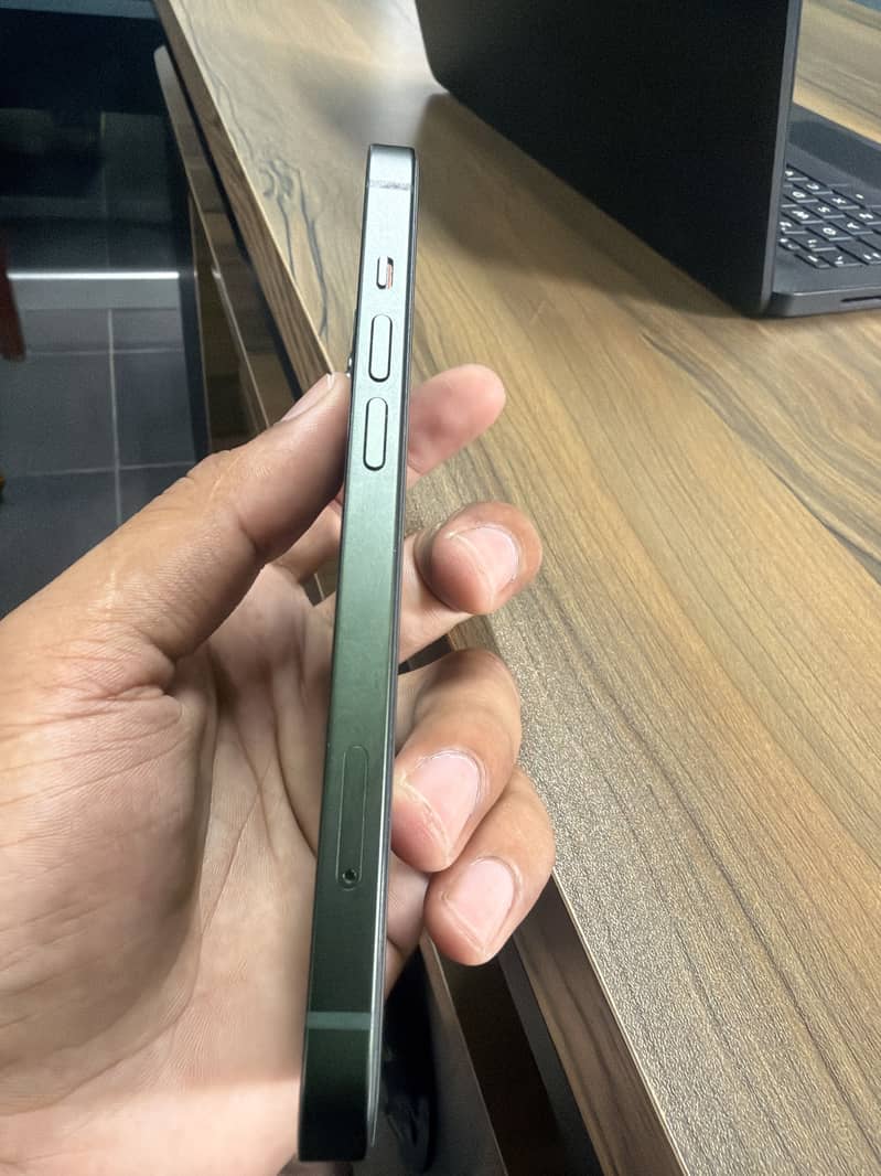Apple iPhone 13 4