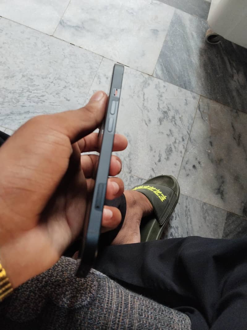 Apple iPhone 13 4