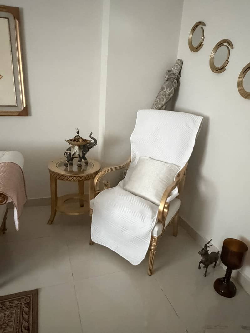 Chairs with coffee table 0