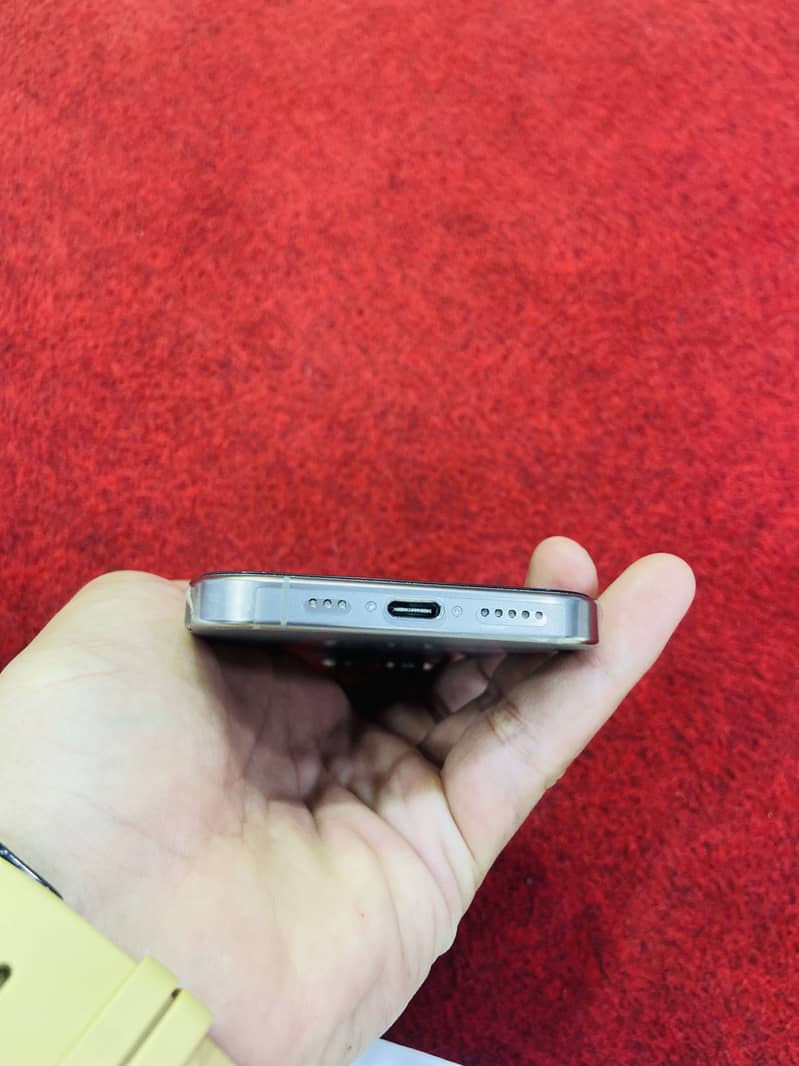 Apple iPhone 16 Pro 3