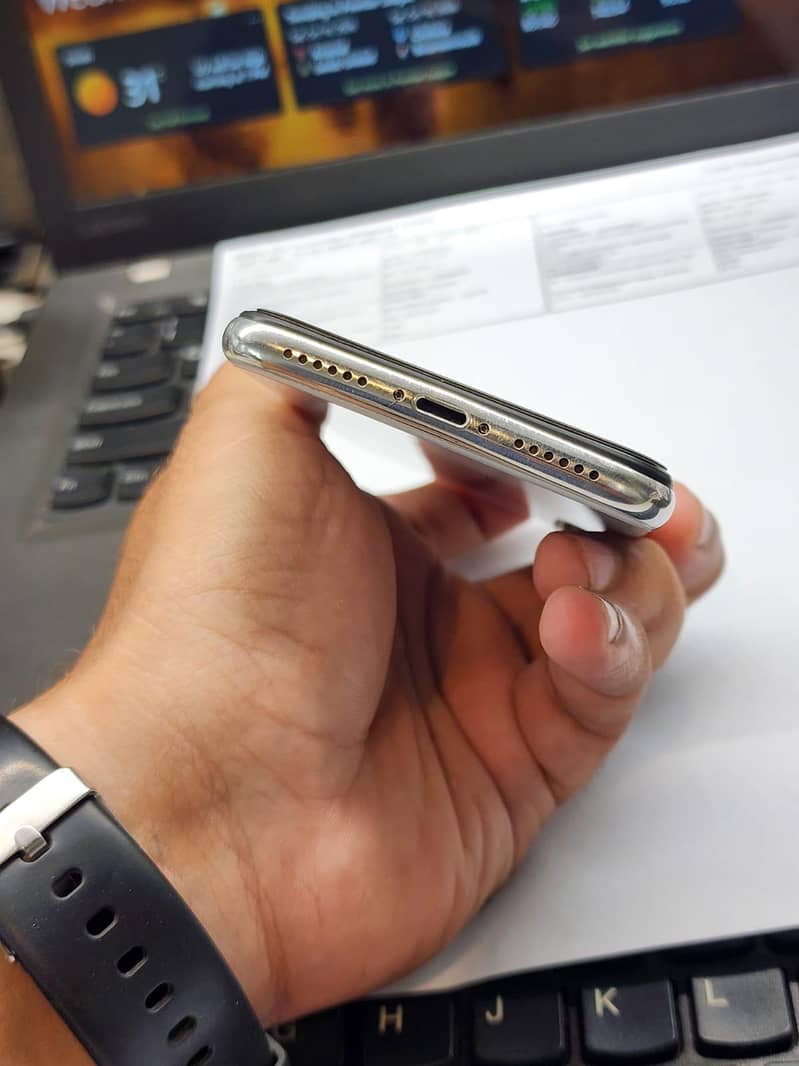 Apple iPhone X 5