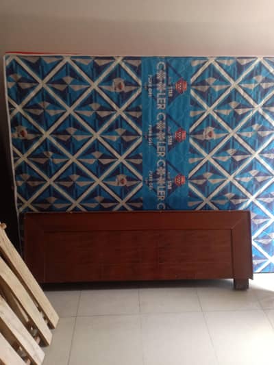 Queen size bed + mattress + standing mirror new condition.