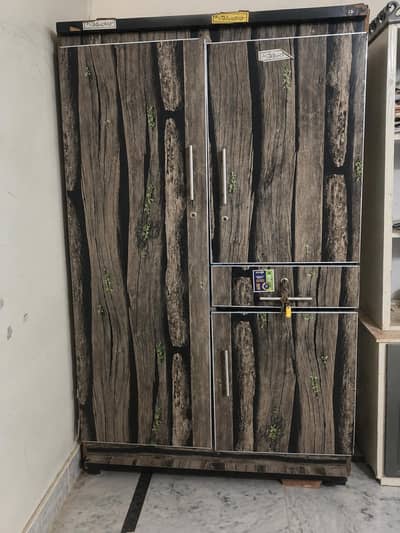 Spacious Wardrobe / Almari with Drawers & Locks – Urgent Sale
