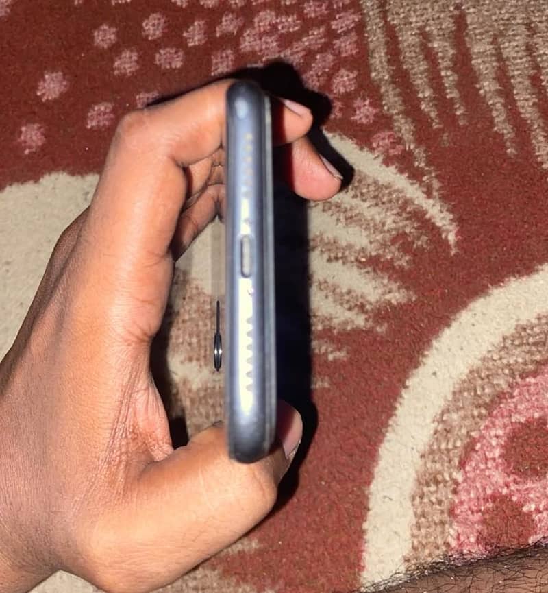 Apple iPhone 11 4