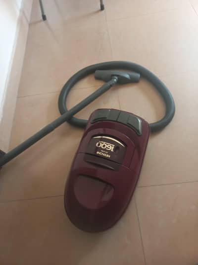 HITACHI CV- 1600W Bagless* - Wine Red.