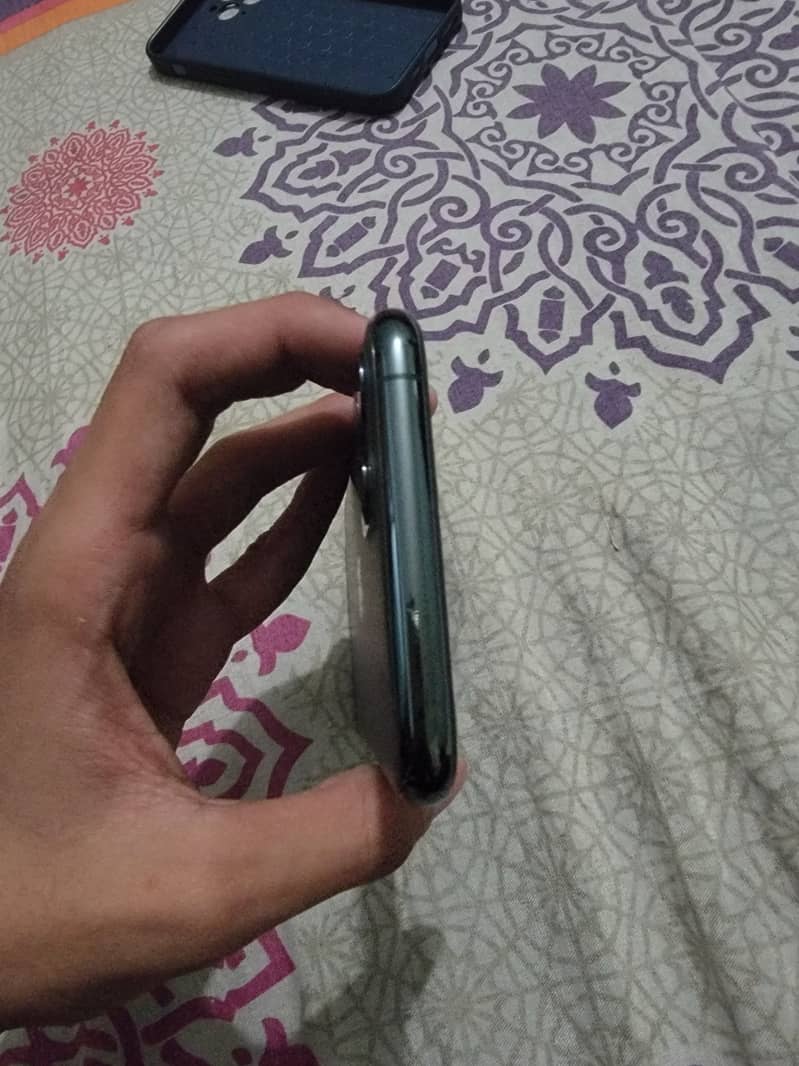Apple iPhone 11 Pro 4