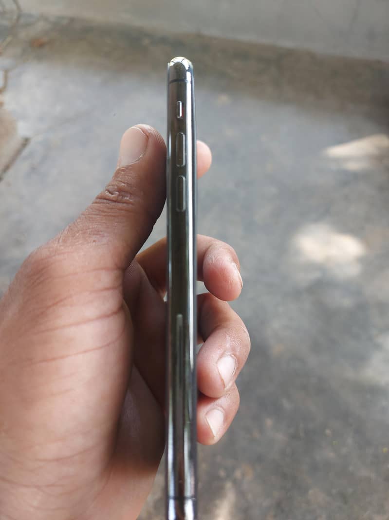Apple iPhone 11 Pro 4